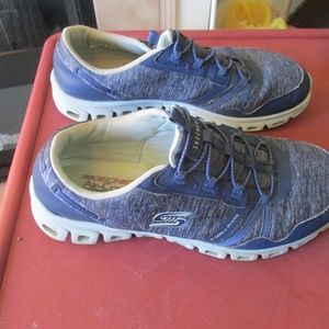 Women's Skechers Size 9